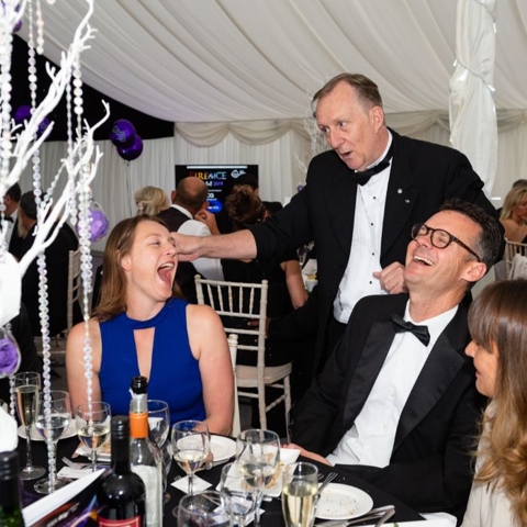 MAGIC OZ - CLOSE UP MAGICIAN - FAMILY ENTERTAINER - CHARITY AUCTIONEER