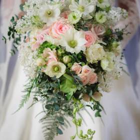 teardrop brides bouquet