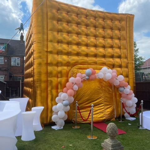 gold balloons